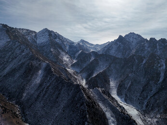 青海省祁连县祁连山雪山峡谷