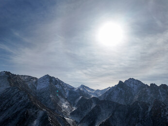 青海省祁连县祁连山雪山日出