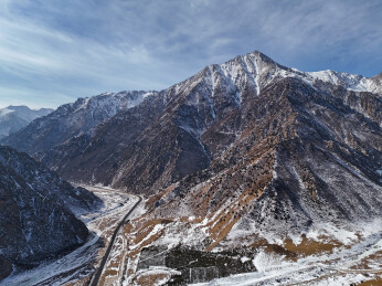 青海省祁连县祁连山雪山峡谷中的公路