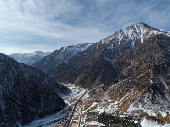 青海省祁连县祁连山雪山峡谷中的公路