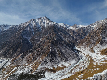 青海省祁连县祁连山雪山峡谷