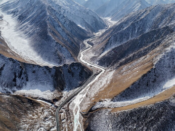 青海省祁连县祁连山雪山峡谷中的公路