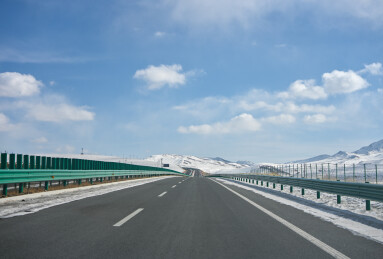 青海省祁连县祁连山雪地公路的美丽景色