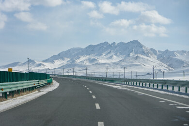 青海省祁连县祁连山雪山下的高速公路