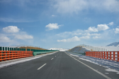 青海省祁连县祁连山雪山下的公路