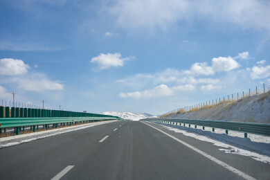 青海省祁连县祁连山冬日高速公路的宁静景象