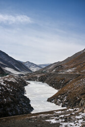 青海省祁连县祁连山雪山峡谷中的冰河