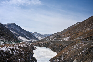 青海省祁连县祁连山雪山峡谷中的冰河
