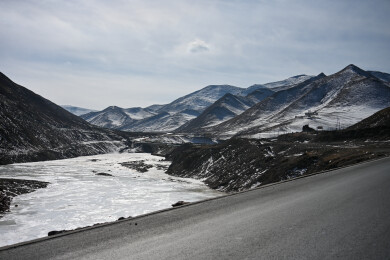 青海省祁连县祁连山雪山下的公路