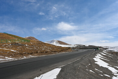 青海省祁连县祁连山雪山下的公路