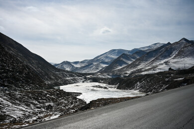 青海省祁连县祁连山雪山峡谷中的公路