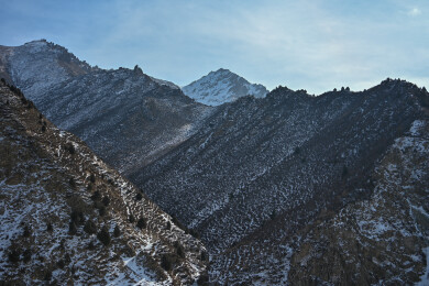 青海省祁连县祁连山雪山峡谷
