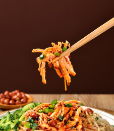 特色小吃鸡丝红油凉面