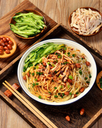 特色小吃鸡丝红油凉面