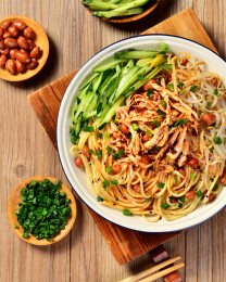 特色小吃鸡丝红油凉面