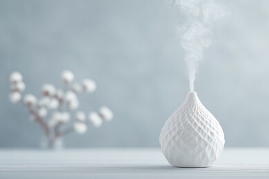 白色香薰加湿器静物画面