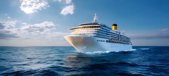 邮轮在蓝色海洋中航行