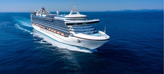 邮轮在蓝色海洋中航行