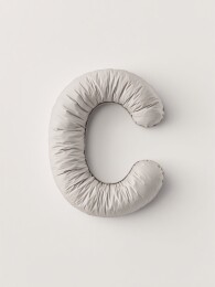 灰色布质字母造型物品