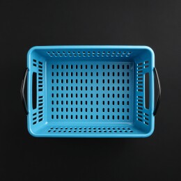 蓝色塑料筐俯视图