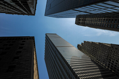 美国纽约金融区仰望湛蓝天空