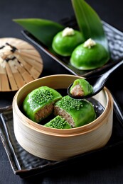 精致竹制容器中的美味青团