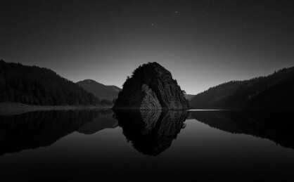 星夜湖中孤峰映影呈现静谧悠远的装饰视觉