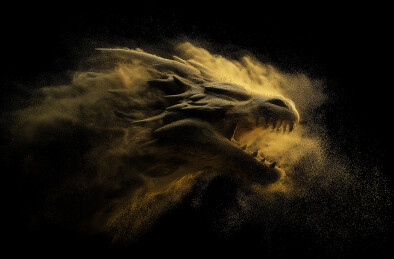 金色粉末构成的龙首在黑色背景中扬起金粉