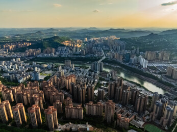 中国四川省巴中市黄昏夕阳城区高楼大厦建筑