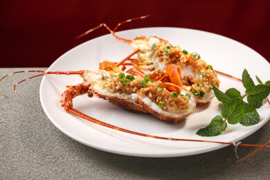 蒜茸开边蒸龙虾仔