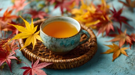 秋日暖茶与落叶的诗意时光