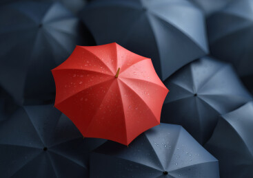 黑色的雨伞中一把红色的雨伞