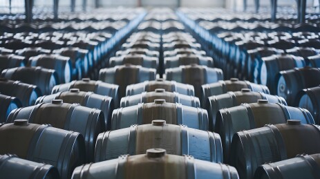 整齐排列的工业桶