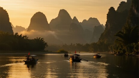 漓江日落，竹筏悠游山水间