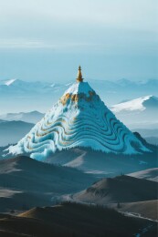雪山之巅的金色塔尖