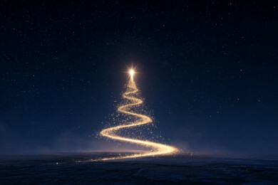 星夜下闪耀的螺旋圣诞树