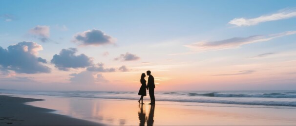 海滩日落情侣剪影