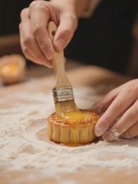 刷蛋液的月饼制作过程