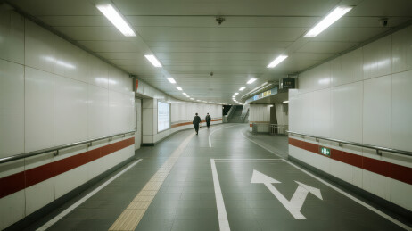 地下通道行人行走场景