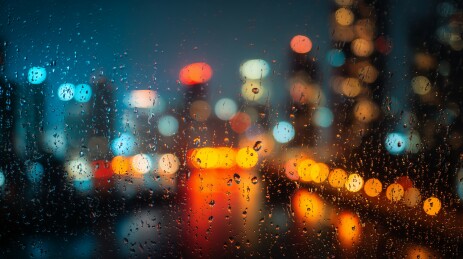 雨夜城市灯火朦胧