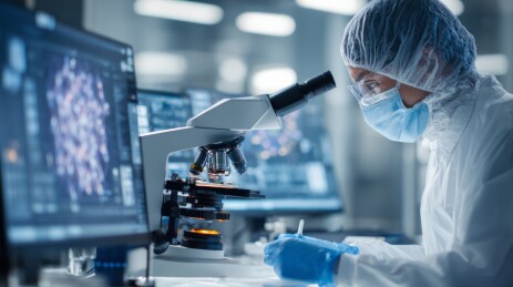 科研人员显微镜下的探索