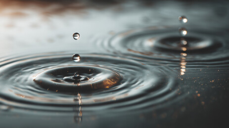 水滴涟漪水面阳光透射  
