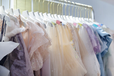 衣架上挂着的一排不同色彩的女式礼服