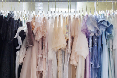 衣架上挂着的一排不同色彩的女式礼服