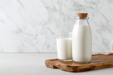 木质托盘装牛奶与玻璃杯