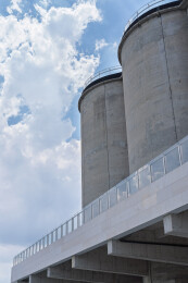 晴空下的水泥筒仓