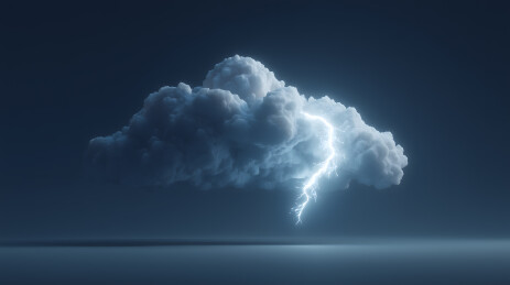 雷电乌云闪耀夜空