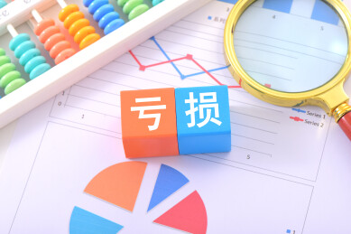 金融办公用品上放着文字积木亏损