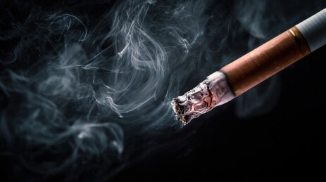 燃烧的香烟与袅袅烟雾
