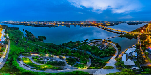 中国四川省夜幕遂宁市涪江外滩通德大桥建筑